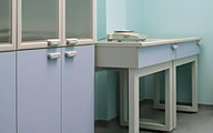 Laboratory cupboard and anti-vibration table